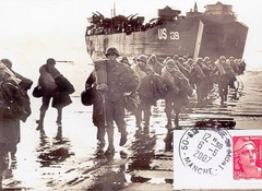 139 -  Les renforts en hommes et en matriels ne cessent d'affluer sur les plages 12