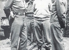 150 - Le gnral Patton en discussion avec les gnraux Bradley et Montgomry