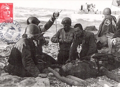 125 -  Les infirmiers donnent les premiers soins aux blesss avant de les vacuer sur des barges vers le navire hpital ancr au large 1