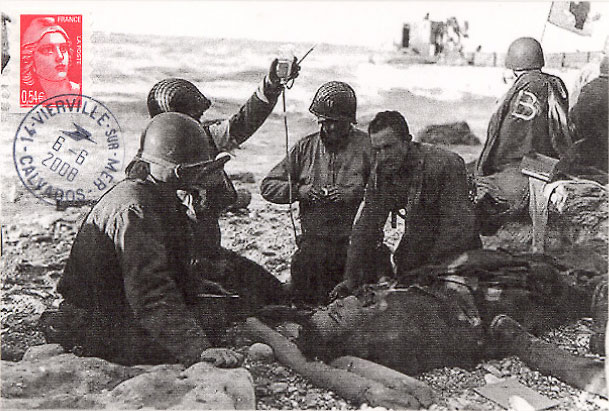 125 -  Les infirmiers donnent les premiers soins aux blesss avant de les vacuer sur des barges vers le navire hpital ancr au large 1