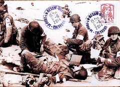 126 -  Les infirmiers donnent les premiers soins aux blesss avant de les vacuer sur des barges vers le navire hpital ancr au large 2